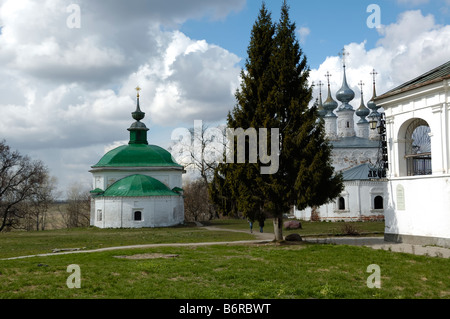 L'église le Vendredi saint (à gauche) et de l'église Entrée Jerusalim (droite) à Souzdal, Vladimir Oblast, Russie Banque D'Images