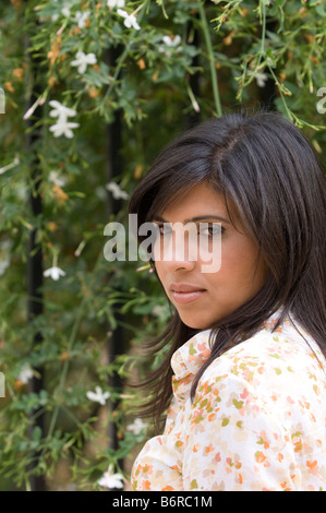 Belle femme au jardin Banque D'Images