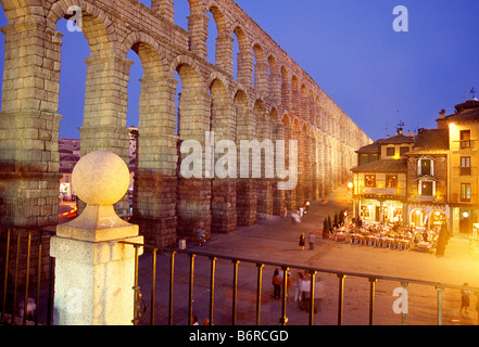 Aqueduc romain et Azoguejo Square. Vue de nuit. Segovia. Castille Leon. L'Espagne. Banque D'Images