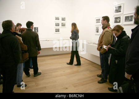 Les visiteurs sont tour donné des nouveaux locaux de la Photographers Gallery de Londres W1 Banque D'Images