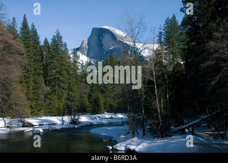 Demi-Dôme, un dôme de granit dans la région de Yosemite National Park, s'élève à plus de 4 737 pieds (1 444 m) au-dessus de la vallée. Banque D'Images