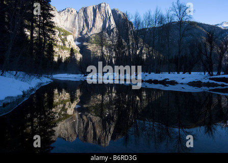 Une scène d'hiver de Yosemite National Park, California, USA. Dans l'arrière-plan est Yosemite Falls. Banque D'Images