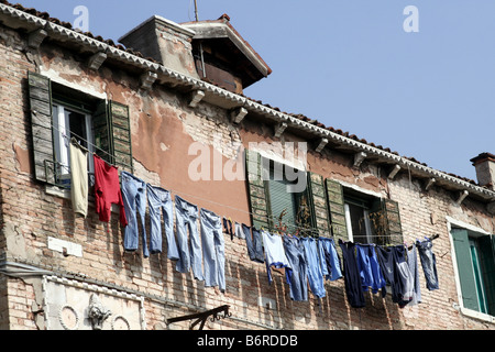 Vêtements étendus dehors Appartement à Venise, Italie Banque D'Images