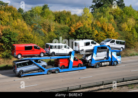 Autoroute M25 les nouveaux véhicules sur camion transporteur livraison Banque D'Images