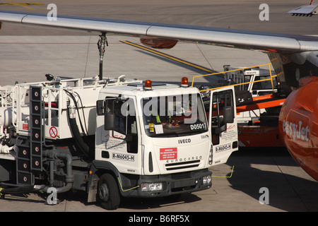 Ravitaillement pétrolier un passager d'avion à réaction à l'aéroport de Palma. Banque D'Images