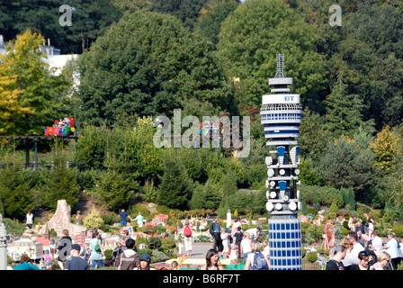 Avis de Miniland avec modèle de BT Tower construite avec des millions de briques Lego à Legoland Windsor UK Banque D'Images