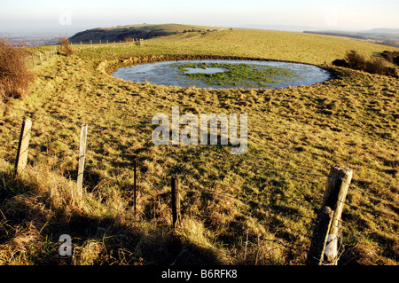 Un étang de rosée à Ditchling Beacon sur les South Downs dans le Sussex UK Banque D'Images