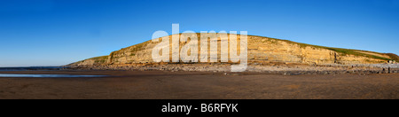 Une vue panoramique sur les falaises de grès de Dunraven Bay dans le sud du Pays de Galles. Banque D'Images