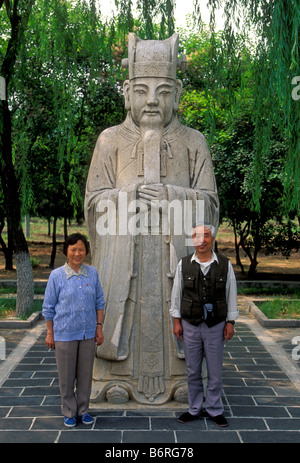 L'homme et de la femme chinoise et statue en pierre de mandarin civil le long de façon à l'esprit les tombeaux Ming dans District de la municipalité de Beijing en Chine Banque D'Images