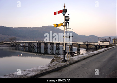 Ancienne voie de signal sur la voie ferrée désaffectée et le pont à péage routier, l'estuaire de Mawddach Penmaenpool, Dolgellau, Pays de Galles, près de Banque D'Images