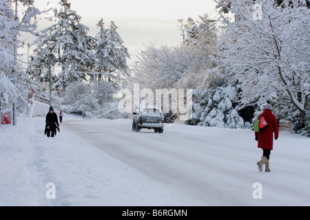 Les piétons et les voiture bravant les éléments après tempête Victoria British Columbia Canada Banque D'Images