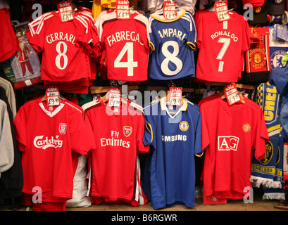 Maillots de football en vente sur l'étal, Londres Banque D'Images