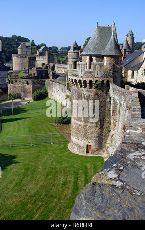 Remparts entourant le Château de Fougères, Bretagne, France. Banque D'Images
