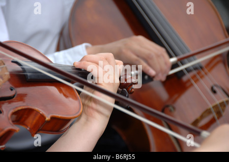 Violoniste et violoncelliste jouant leurs instruments avec des arcs Banque D'Images