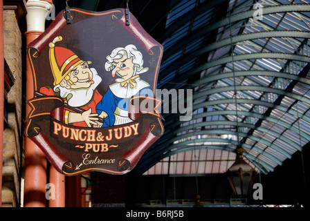 Punch et Judy enseigne de pub à Covent Garden London UK Banque D'Images