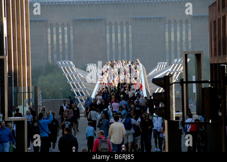 Avis de personnes traversant le pont du millénaire avec la Tate Modern derrière, Londres, Royaume-Uni Banque D'Images