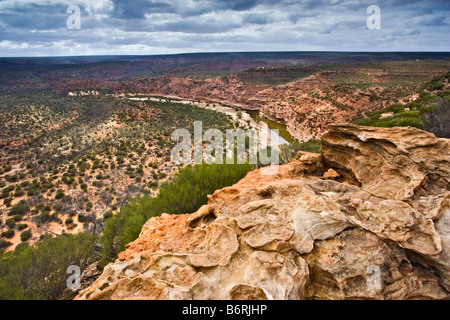 En regardant vers la Murchison River qui coule à travers les gorges du Parc National de Kalbarri à partir de la boucle Lookout. W L'Australie Banque D'Images