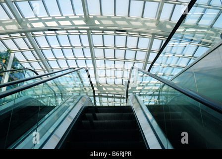 Immeuble moderne dans l'Escalator Banque D'Images