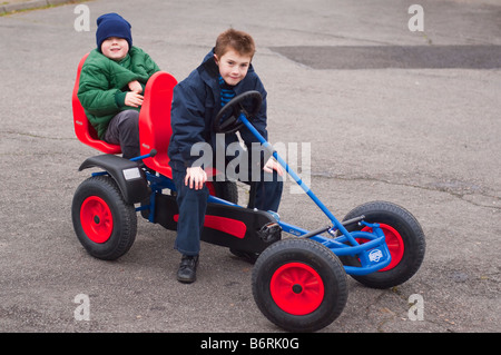 Deux garçons sur le nouveau cabinet bergtoys Berg de gocart en Hollande Banque D'Images