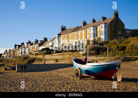 Bateaux sur la plage à la mer par Marske Cleveland Angleterre Banque D'Images