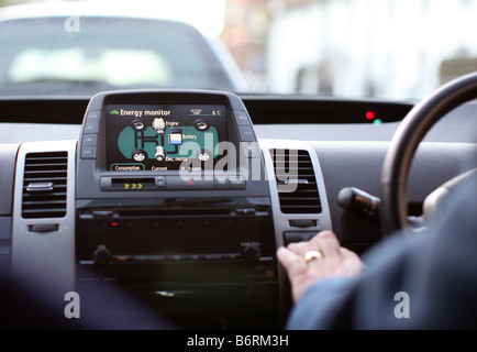 Moniteur de l'énergie en essence Toyota Prius hybride de voiture électrique Banque D'Images