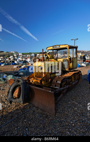 Un vieux bulldozer de rouille sur Hastings Beach Banque D'Images