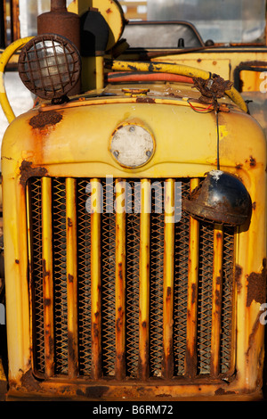 Un vieux bulldozer de rouille sur Hastings Beach Banque D'Images