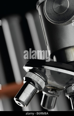 Détail d'un microscope avec tubes à essai dans l'arrière Banque D'Images