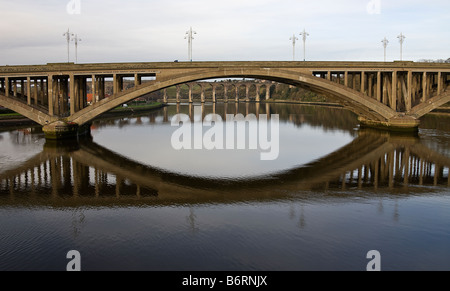 Les arches de la frontières Royal vu de pont dans le cadre de l'une des arches du pont Neuf Banque D'Images