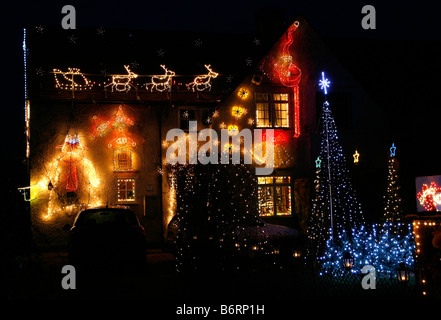 Une maison dans le sud de Heath, Buckinghamshire, Angleterre illuminé avec des lumières de fête pour célébrer les vacances de Noël Banque D'Images