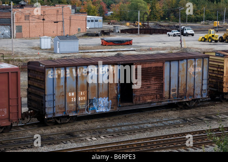 Très rusty Erie Western Railroad boxcar est fermé dans Rigby Le triage South Portland ME Maine USA Banque D'Images