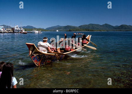 Indiens des États-Unis canoë dans une pirogue traditionnelle près de Bella Bella, sur la côte ouest de la Colombie-Britannique, Canada Banque D'Images