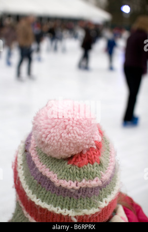 Un bobble hat sur une patinoire. Banque D'Images