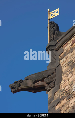 Griffin gargouille contre le ciel bleu Banque D'Images