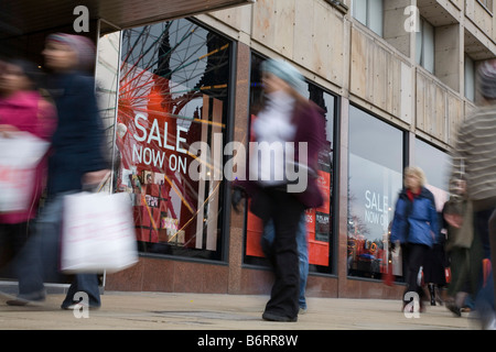 Clients mystères de Princes Street, Édimbourg pour la vente le lendemain de Banque D'Images