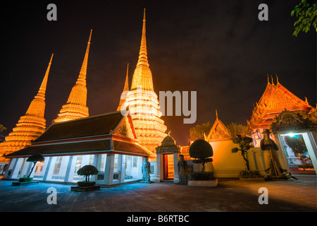 Wat Pho, le Temple du Bouddha couché, la nuit. Bangkok. Thailandia. Banque D'Images