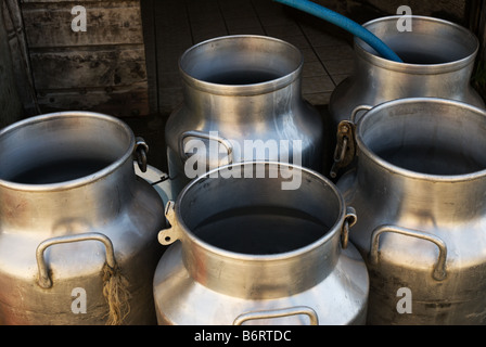 Bidons de lait fraîchement nettoyée à l'usine de fromage de Beaufort dans la Valee de glaciers le long de la Tour du Mont Blanc France Banque D'Images