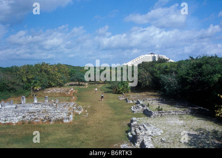 Les ruines Maya d'El Rey à l'hôtel Hilton en arrière-plan, Cancun, Mexique Banque D'Images