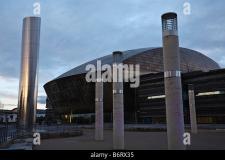 Le Millennium Centre, la baie de Cardiff, Cardiff, Pays de Galles Banque D'Images
