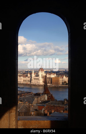 Vue DE LA MAISON DU PARLEMENT SUR LA RIVE DU DANUBE DE LA FISHERMAN S BASTION À BUDAPEST HONGRIE Banque D'Images