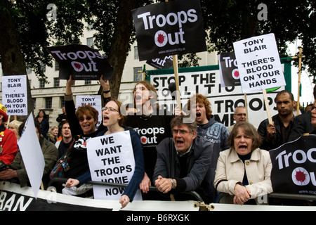 Des manifestants anti-guerre, protestant en face de Downing Street dans le centre de Londres. Banque D'Images