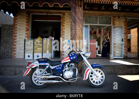 Un Américain en moto décorée Dahab en Egypte Banque D'Images