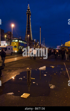 La tour de Blackpool et réflexions de la litière de la rue au crépuscule Banque D'Images