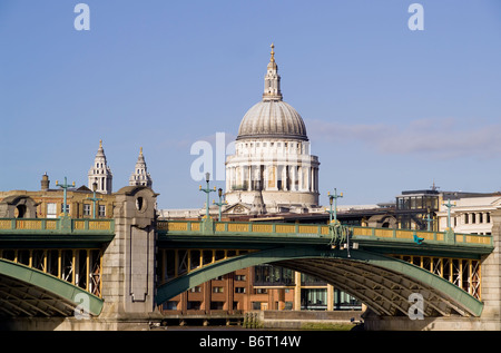 Voir à partir de la rive sud près de Southwark Bridge de la Cathédrale St Paul. Banque D'Images