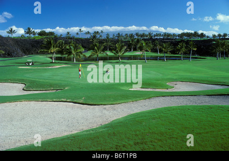 Waikoloa Beach Resort Golf couple au 3ème trou du Kohala Coast Cours Plage île de Hawaii Banque D'Images