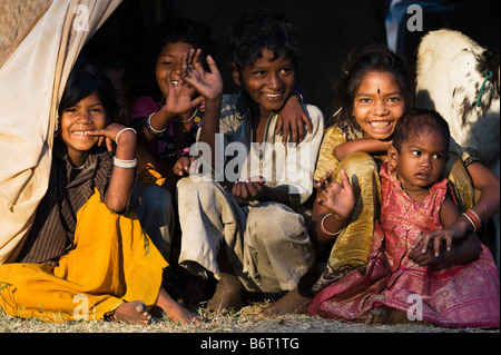 Les enfants indiens pauvres assis dans leur tente accueil dans la lumière du matin. L'Andhra Pradesh, Inde Banque D'Images