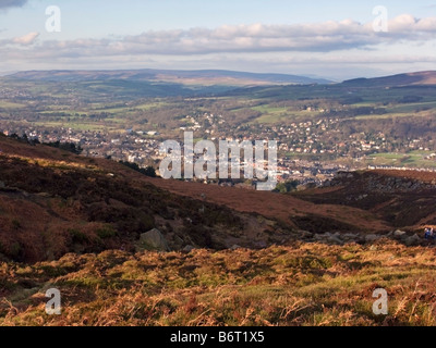 La vue sur Ilkley et inférieur de la gc et Wharfedale veau sur Ilkley Moor, West Yorkshire Banque D'Images