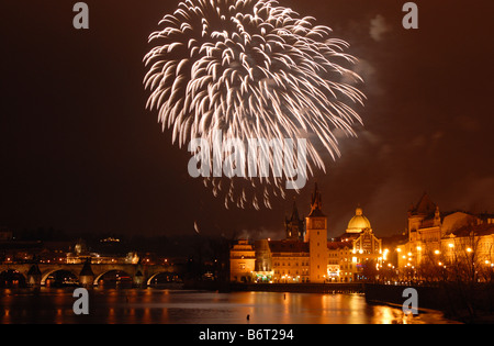 D'artifice du Nouvel An à Prague Banque D'Images