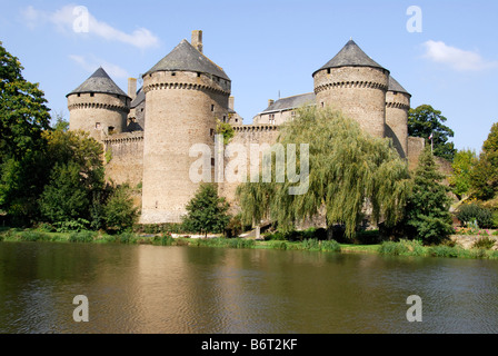 Château Lassay, et lac, Lassay-les-Châteaux, Normandie, France Banque D'Images