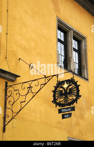 Un signe sur un restaurant traditionnel dans le centre historique de la ville de Dinkelsbuehl en Bavière, Allemagne. Banque D'Images